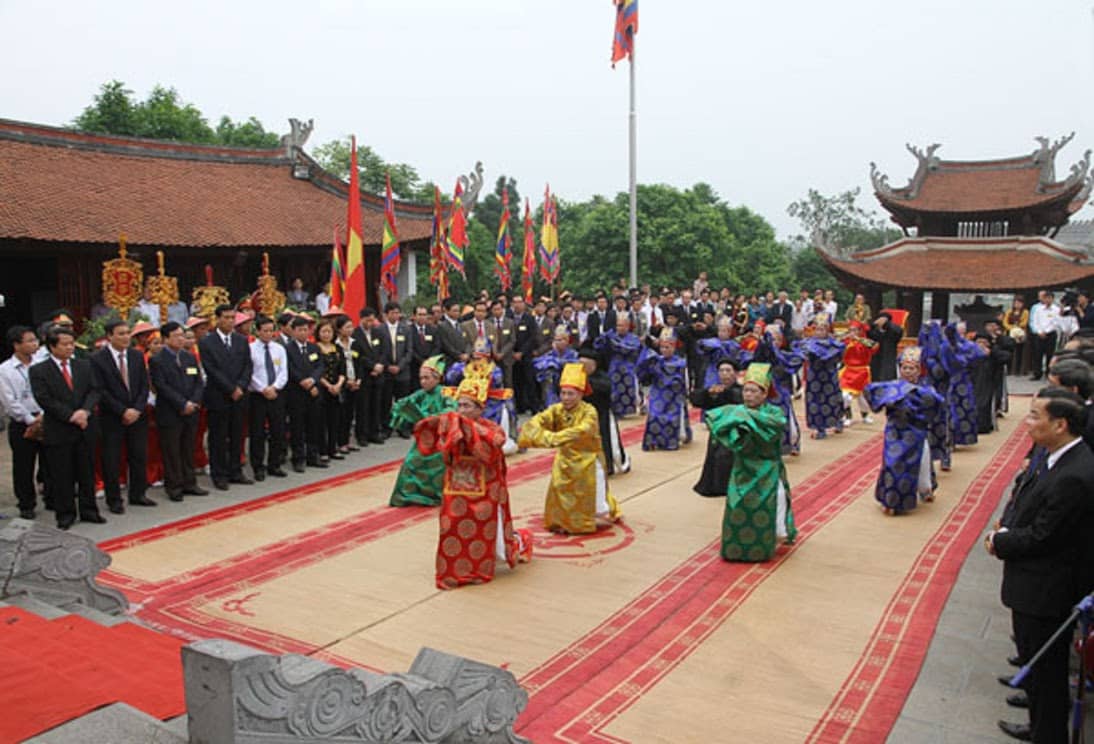  Thể hiện lòng yêu nước khi thờ cúng vua hùng